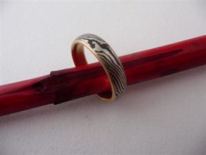 Mokume Gane Ring Silber 925 und Corintium Aes mit Gelbgold 750 innenring